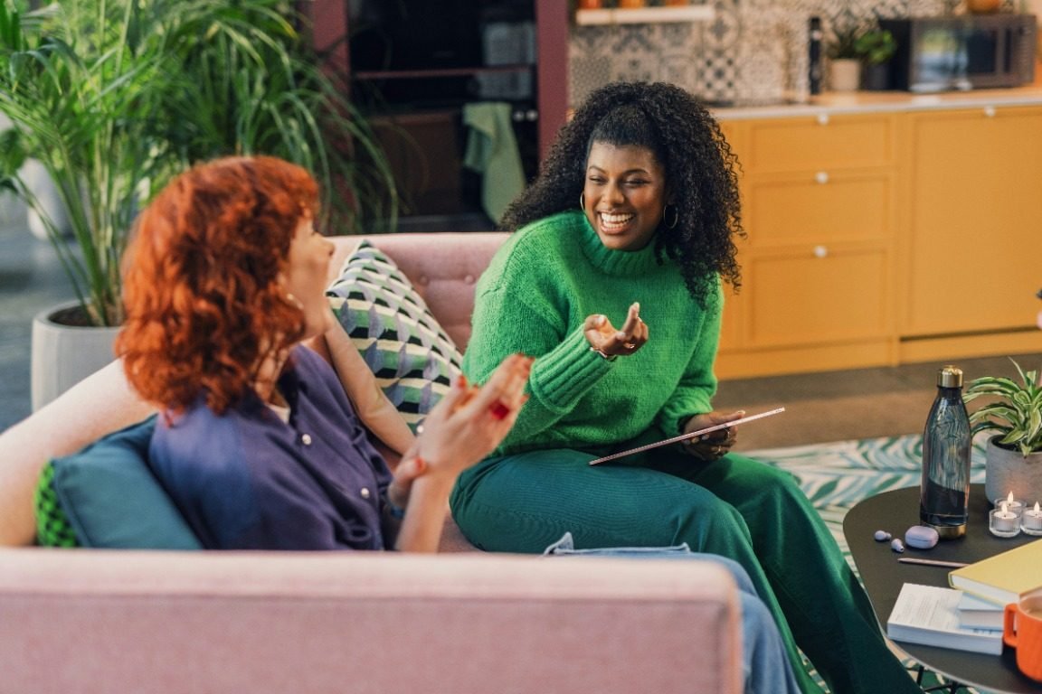 Marie Morlet en séance, souriante, échangeant avec une personne accompagnée